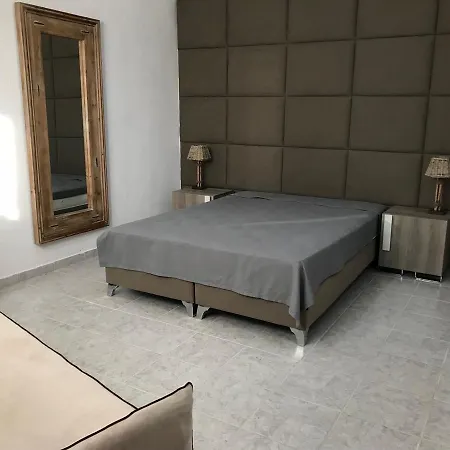 Maisonette With Pool Hébergement de vacances *