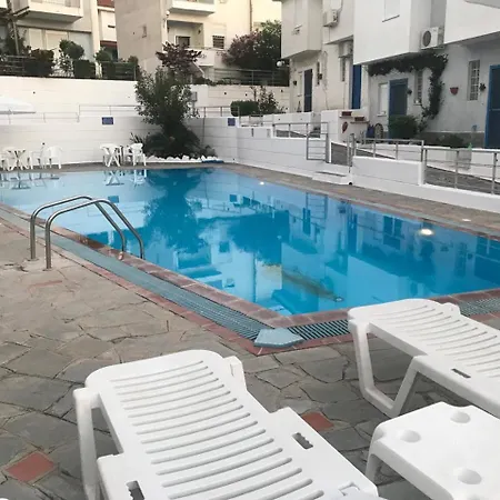 Hébergement de vacances Maisonette With Pool